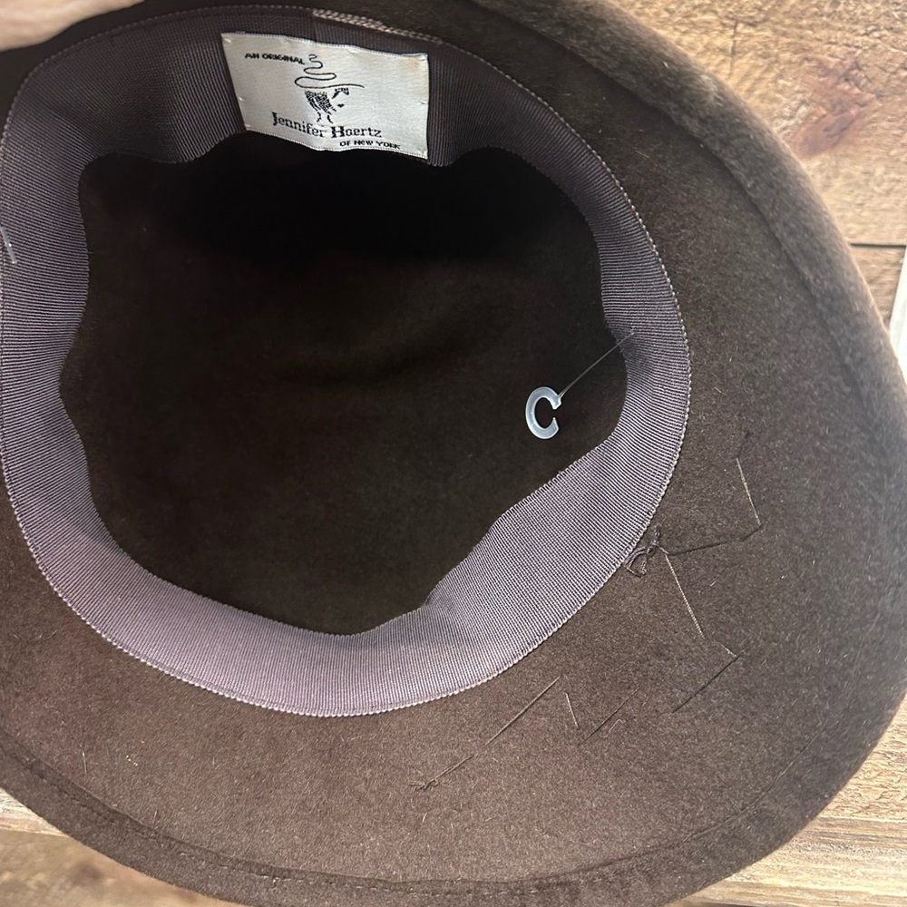 🍁 Vintage Jennifer Hoertz of New York Felt Cloche Hat | Leaf Appliqué | Brown - Picture 5 of 5